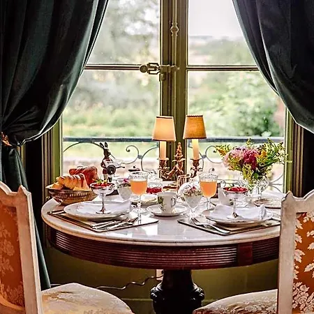 Chateau De Picheny 3*